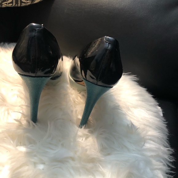 VINCE CAMUTO PATENT HEELS - Picture 3 of 6